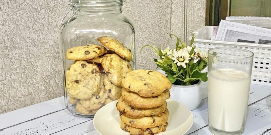 reduced sugar chocolate chip cookie recipe - chocolate chip cookies and milk - happy childhood - comfort food - midnight snack